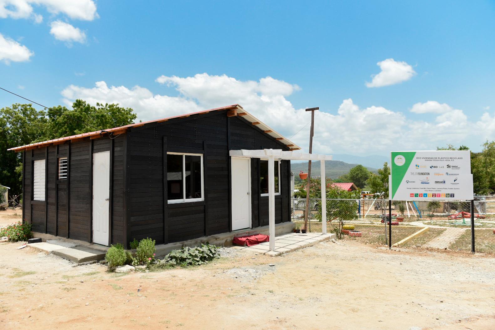 Las familias de Sabana Yegua, para ser una comunidad verdaderamente auto sostenible, requerían de una conexión de alta velocidad de internet.