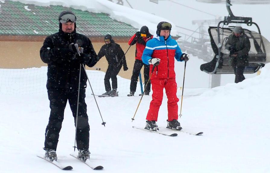 Putin y Lukashenko interrumpen su reunión para esquiar en las pistas de Sochi