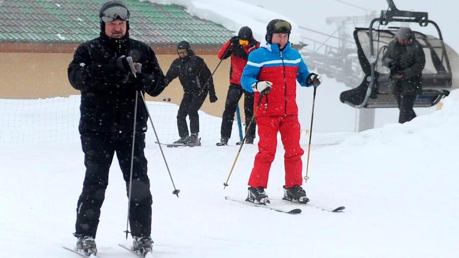 Putin y Lukashenko interrumpen su reunión para esquiar en las pistas de Sochi