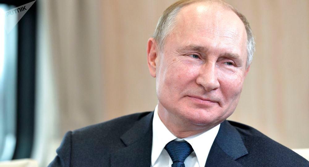 Gobierno completo le renuncia a Vladimir Putin
