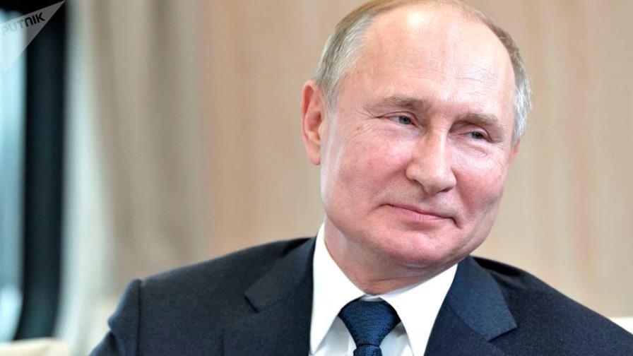 Gobierno completo le renuncia a Vladimir Putin