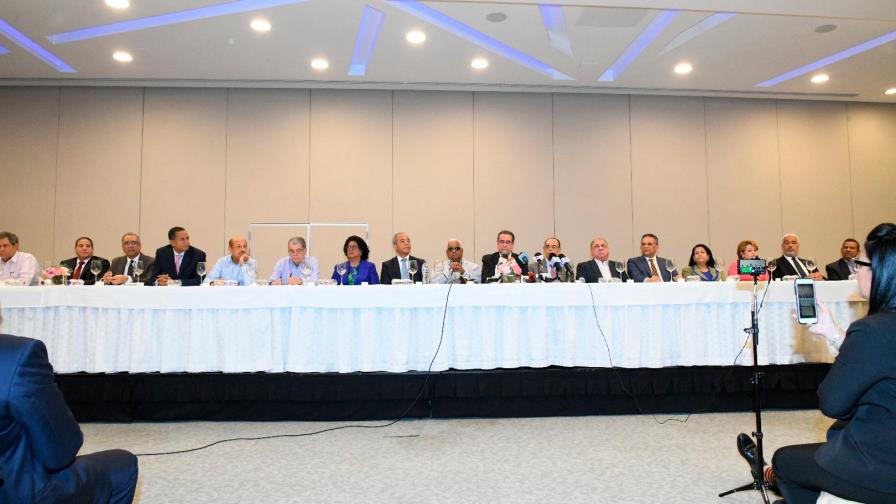 Veintiún miembros del Comité Político expresan apoyo a elección de Gonzalo Castillo Veintiún miembros del Comité Político expresan apoyo a elección de Gonzalo Castillo