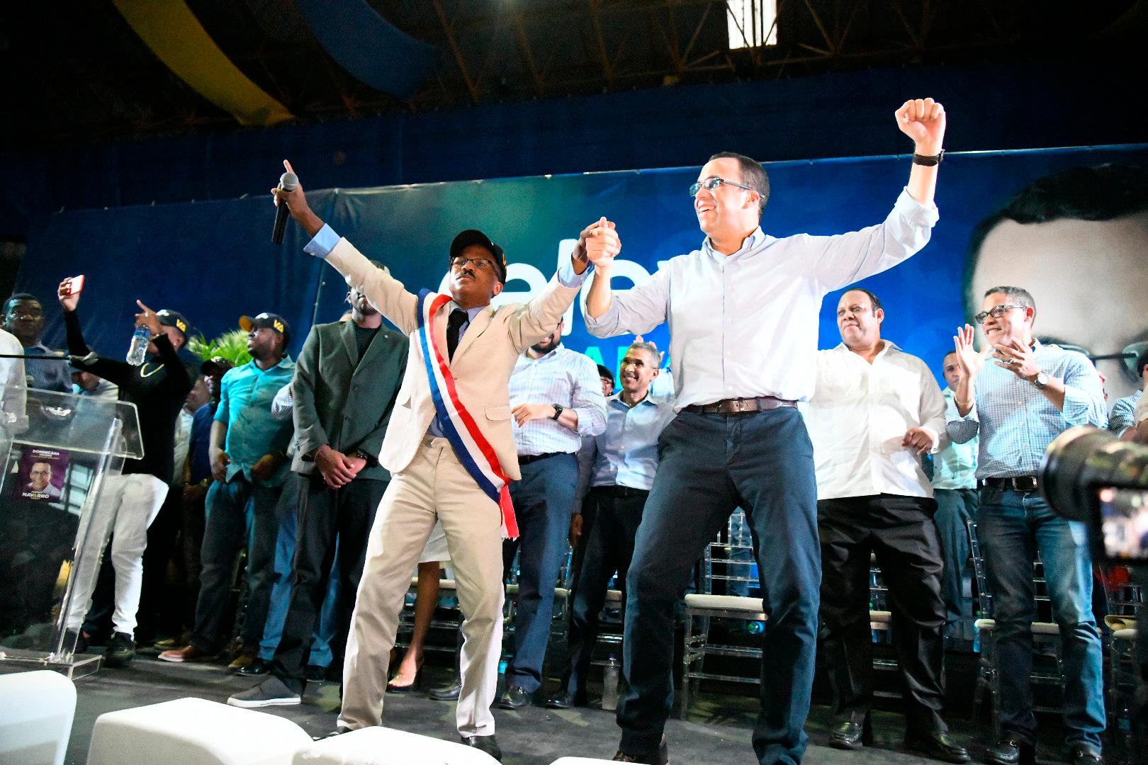Andrés Navarro junto al imitador del presidente Danilo Medina “el presidentico”.