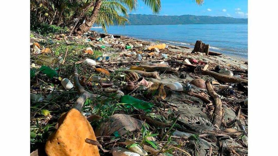 Hoteleros de Samaná acusan a revista “Vogue” de querer dañar al país con foto de playa con basura