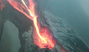 El volc&aacute;n de La Palma mantiene su pulso aunque las coladas apenas avanzan