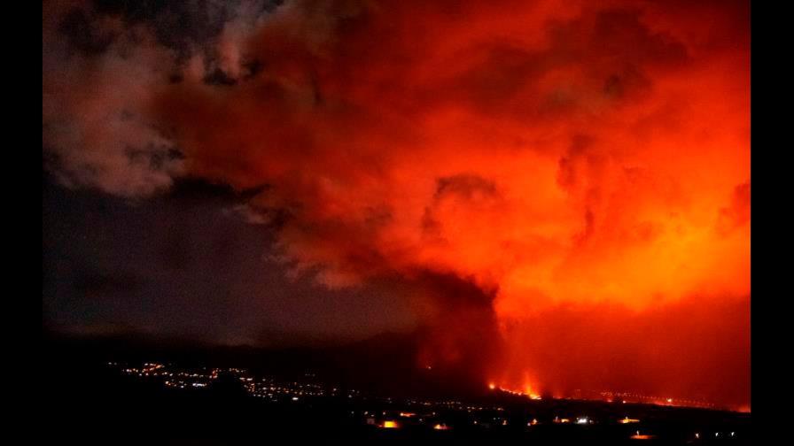 La lava del volcán de La Palma llega al mar por un tercer punto