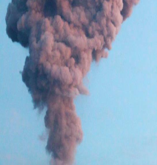 En Indonesia, el volcán Merapi escupe lava incandescente
