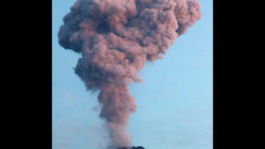 En Indonesia, el volcán Merapi escupe lava incandescente En Indonesia, el volcán Merapi escupe lava incandescente