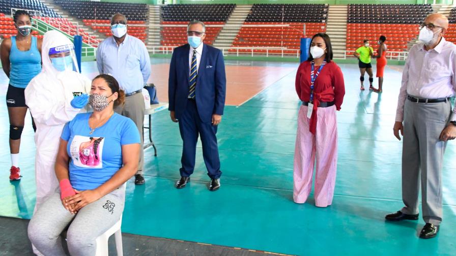 Jefatura de misión realiza prueba de control y entrega kits a selección voleibol
