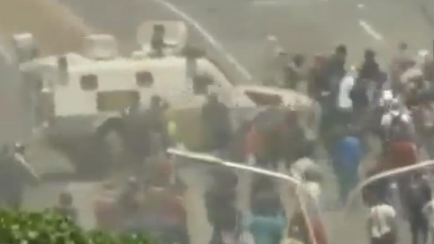 Una tanqueta atropella a manifestantes cerca de base militar en Caracas Una tanqueta atropella a manifestantes cerca de base militar en Caracas