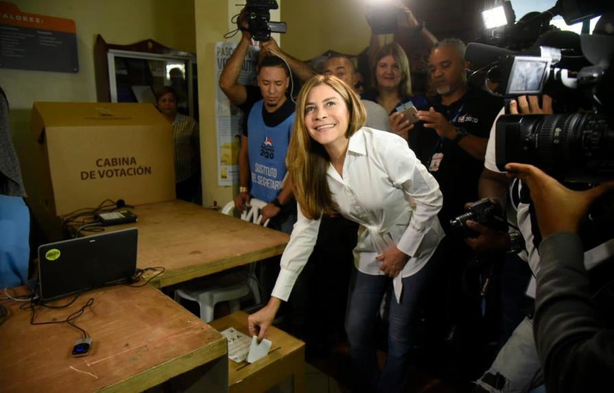 Carolina Mejía vota sin inconvenientes 