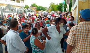 Electores abarrotan puerta de centro de votaci&oacute;n en Neiba sin cuidarse del COVID-19