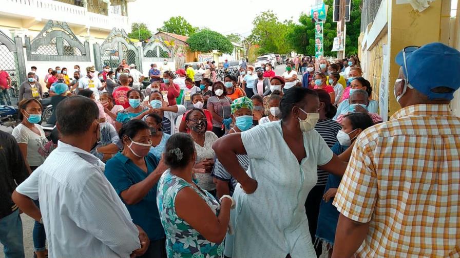 Electores abarrotan puerta de centro de votación en Neiba sin cuidarse del COVID-19