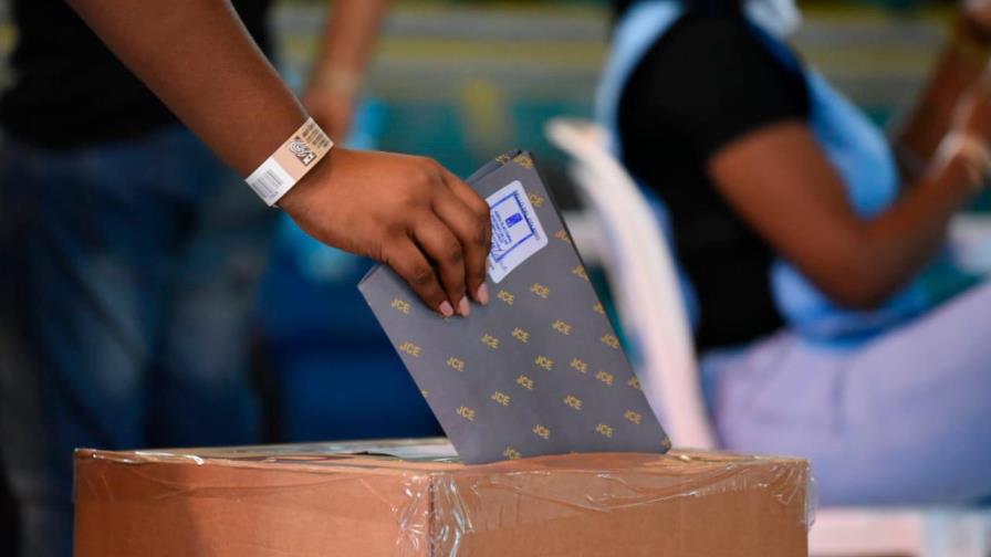 Ya votan electores de colegio de Barahona tras reposición de  materiales robados