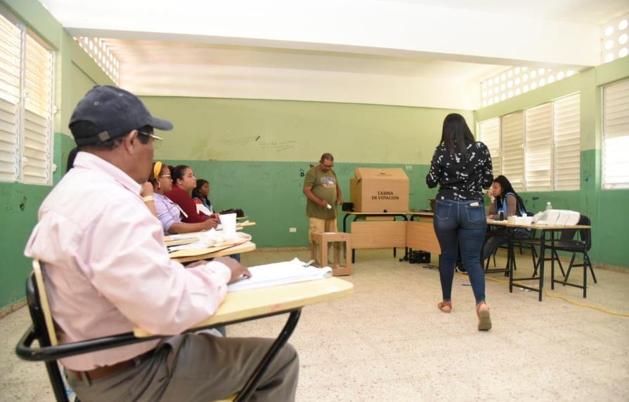 Algunos centros de votaciones de San Juan desolados y en otros se mantuvo las filas tras suspensión 