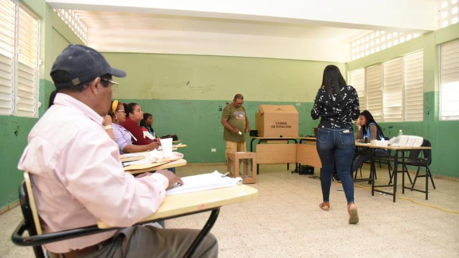 Algunos centros de votaciones de San Juan desolados y en otros se mantuvo las filas tras suspensión 