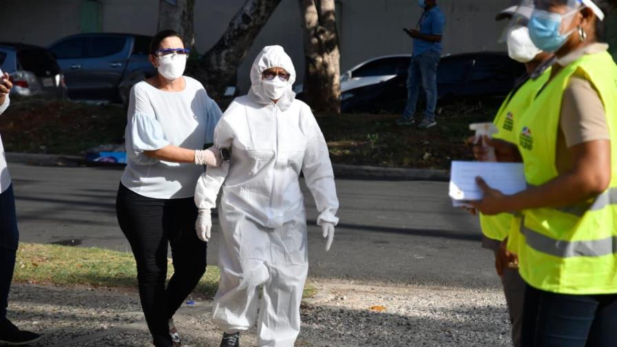 Con traje anticoronavirus para votar 
