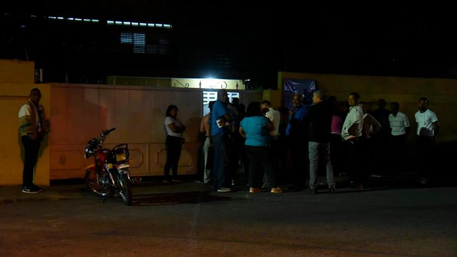 Electores se presentan antes de las 6:00 am a las mesas de votación Electores se presentan antes de las 6:00 am a las mesas de votación