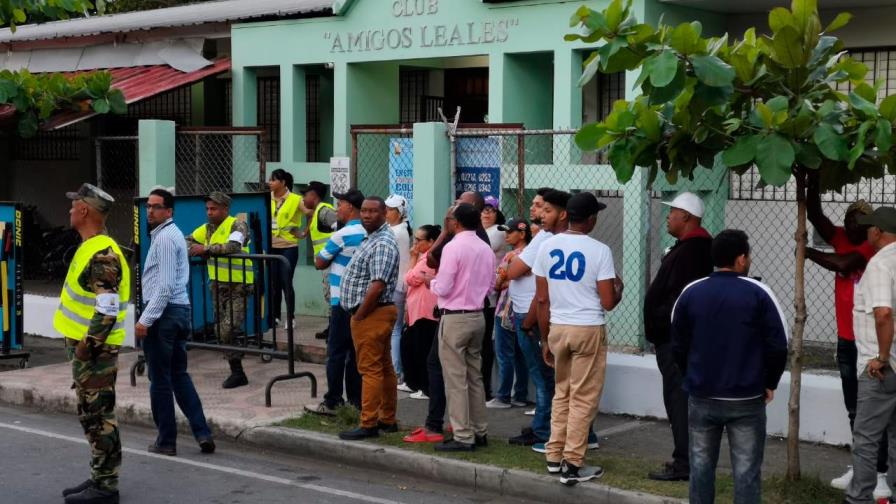 En La Vega se retrasan las votaciones en algunos colegios electorales En La Vega se retrasan las votaciones en algunos colegios electorales