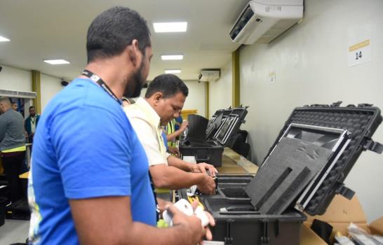 Técnicos de la IFES supervisan almacén con equipos del voto automatizado y hacen sugerencias a la JCE