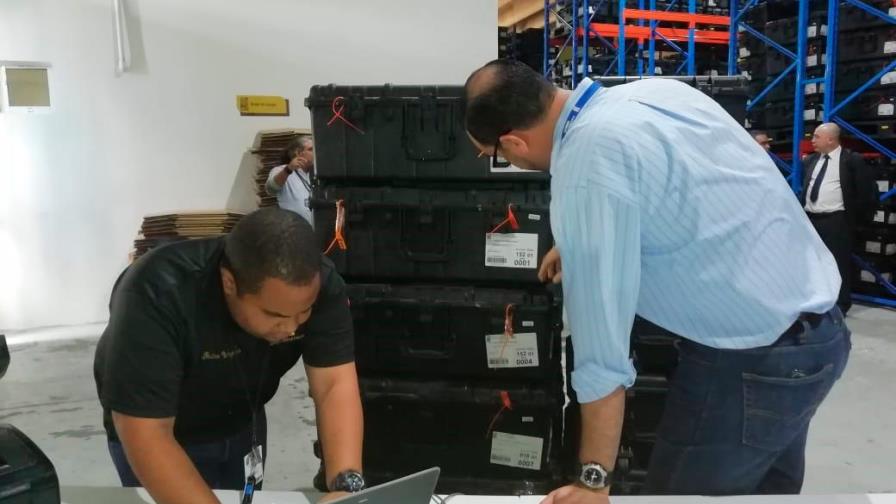 Bajo custodia militar, trasladan a la JCE equipos que serán auditados por empresa española Bajo custodia militar, trasladan a la JCE equipos que serán auditados por empresa española