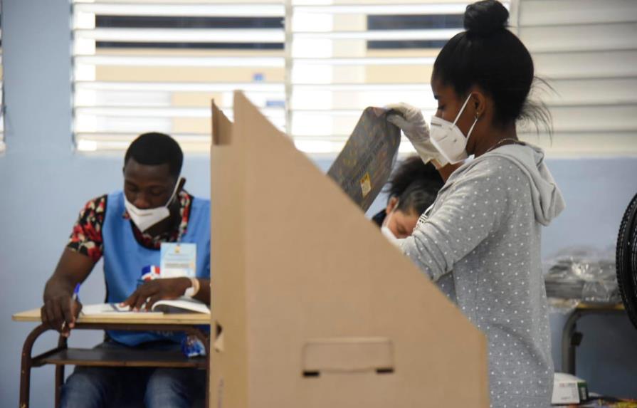 Sin contratiempos pero lentas, arrancan las votaciones en  escuela de Manganagua