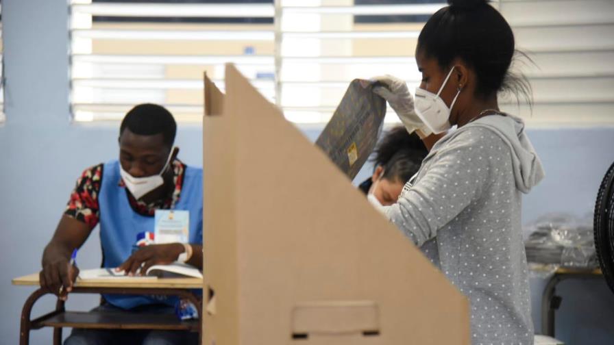 Sin contratiempos pero lentas, arrancan las votaciones en  escuela de Manganagua