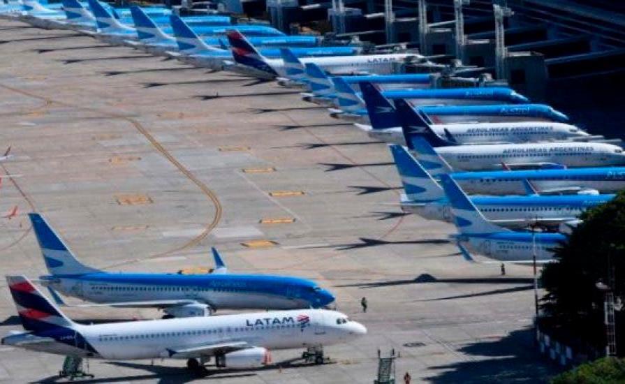 Argentina suspende todos los vuelos regulares con Brasil, Chile y México