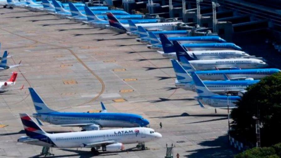 Argentina suspende todos los vuelos regulares con Brasil, Chile y México