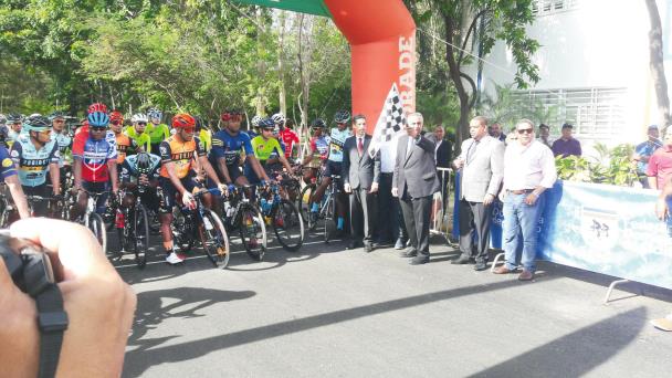 Sánchez supera intenso calor y gana la primera etapa del tour Independencia