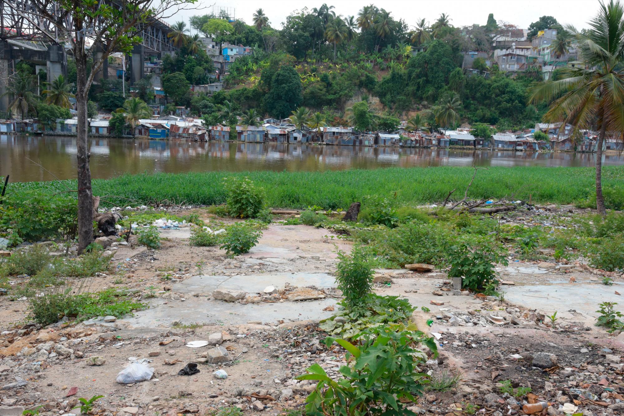 Vista desde Los Guandules hacia Los Mina. (José Justo Féliz)