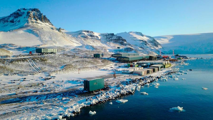 Temperaturas antárticas son “preocupantes”, por acción humana o no, dice biofísico brasileño Temperaturas antárticas son “preocupantes”, por acción humana o no, dice biofísico brasileño