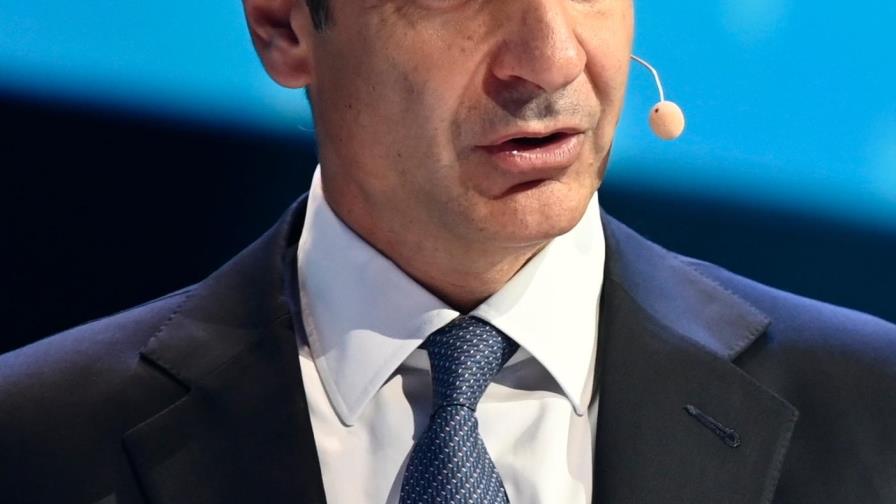 Mitsotakis da 500 millones a reforestar y se disculpa tras una semana trágica