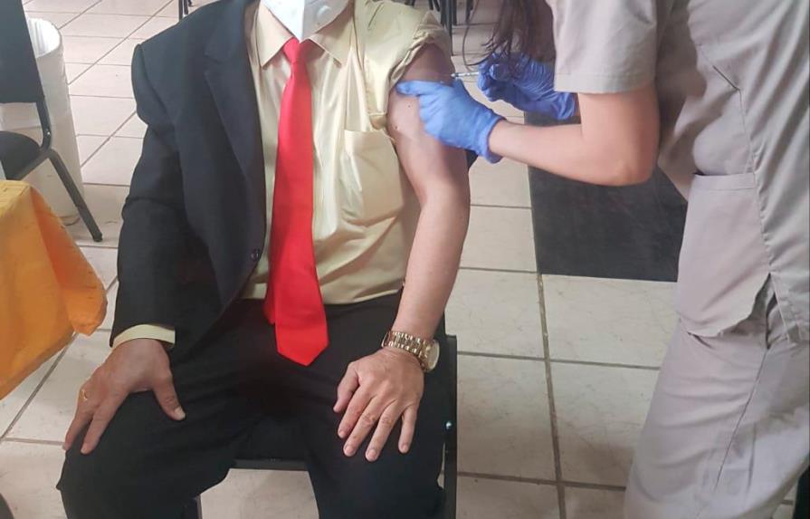El presidente del CMD, Waldo Ariel Suero, se vacuna contra el COVID-19