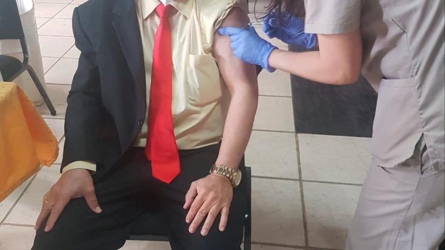 El presidente del CMD, Waldo Ariel Suero, se vacuna contra el COVID-19