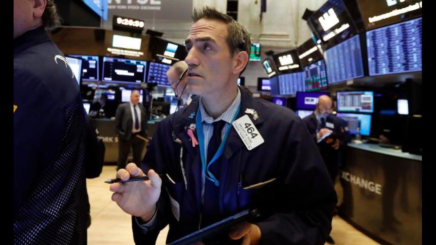 Wall Street cae ante nerviosismo por brote en China
