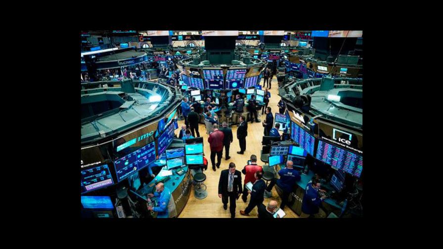 Wall Street abre en verde tras su peor semana desde 2008 por el coronavirus