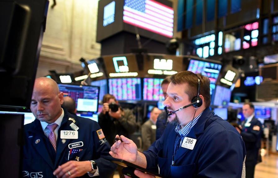 Wall Street abre en rojo y el Dow Jones cae un 2.31 % lastrado por petróleo
