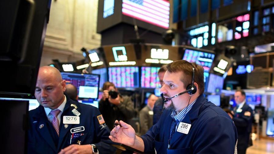 Wall Street abre en rojo y el Dow Jones cae un 2.31 % lastrado por petróleo