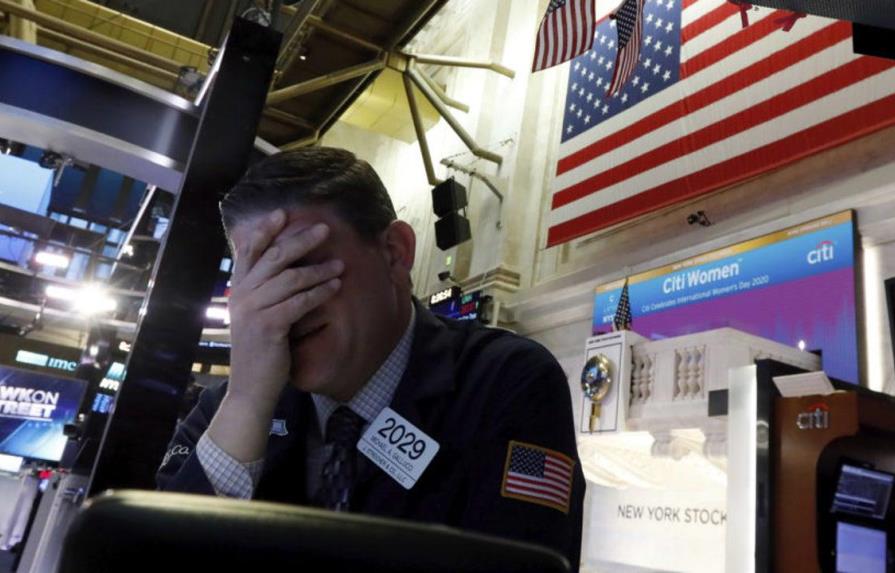 Wall Street abre con pérdidas y el Dow cae un 1.3 % arrastrado por las tecnológicas