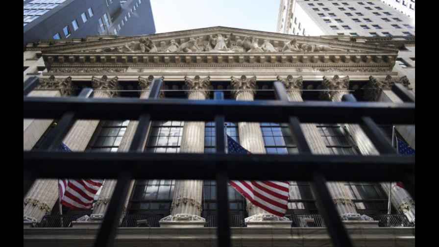 Wall Street cierra mixto tras un día volátil en el que el Dow bajó un 0,80 %