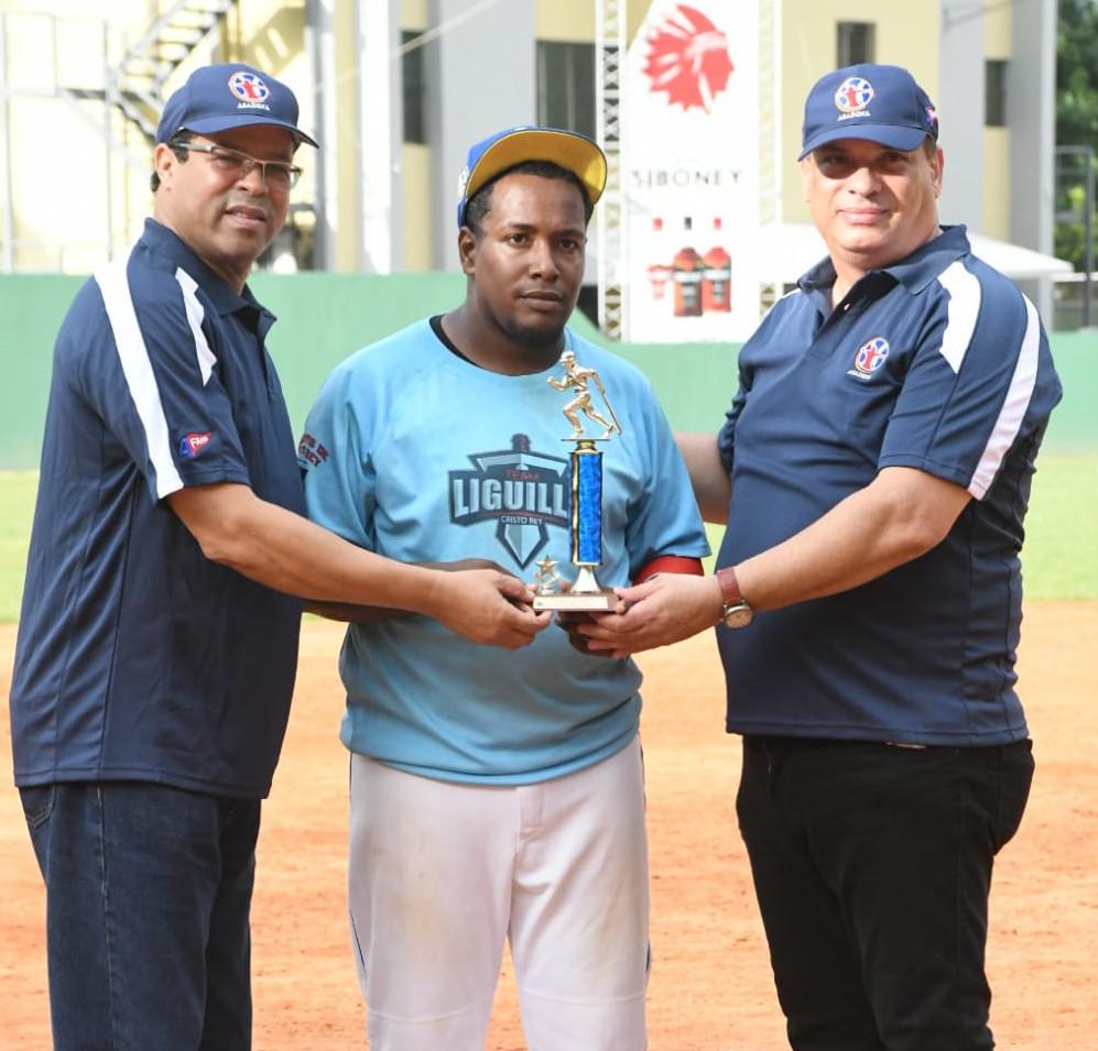 Warly Disla reconocido como Mejor Lanzador en la categoría C, por José Rodríguez y el doctor Luís Díaz. (Prensa Asadina/Martín Avila María)