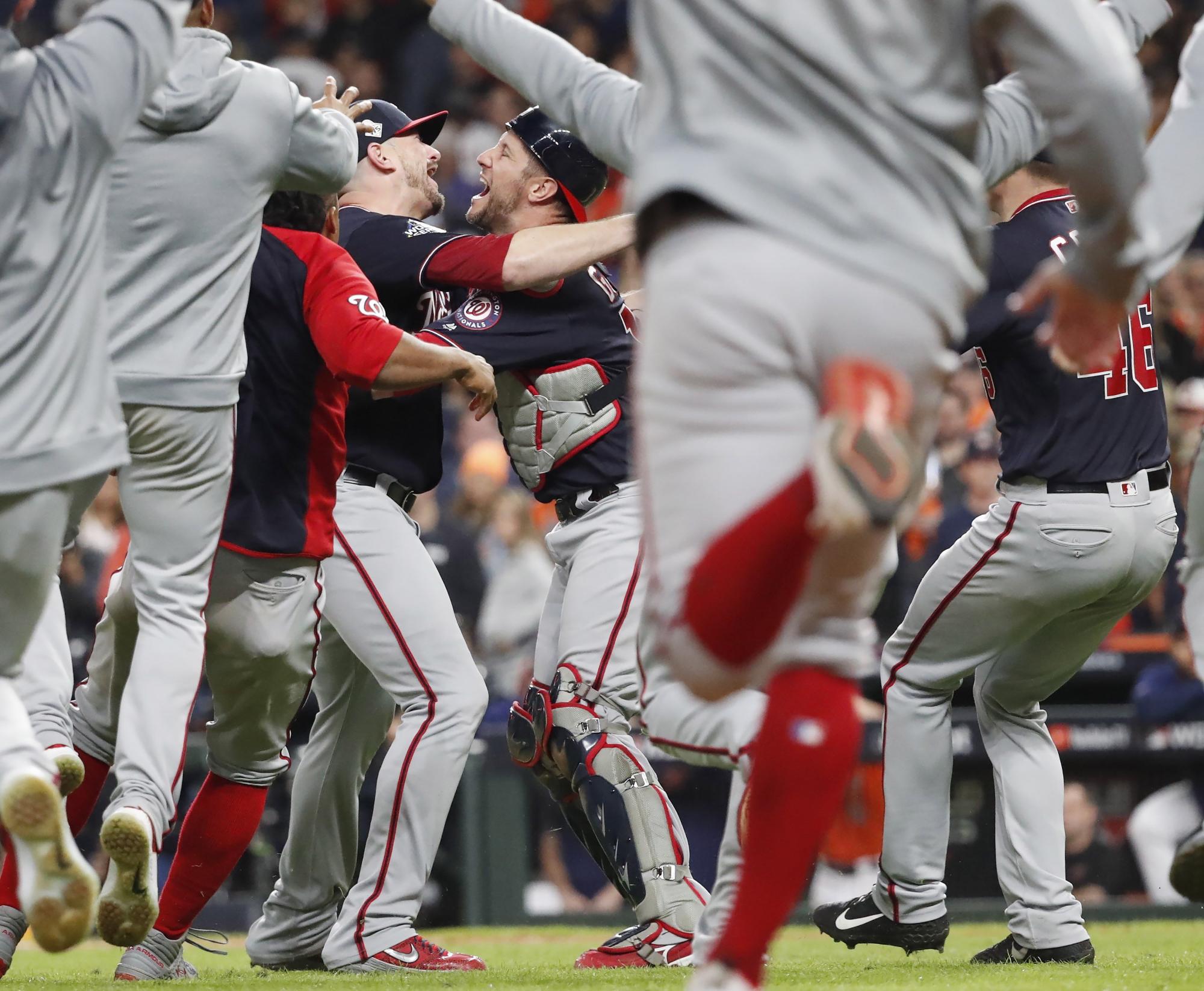 Los Nacionales de Washington festejan tras ganar el séptimo partido de la Serie Mundial frente y coronarse en la clase del 2019. (EFE/Johan G. Mabanglo)
