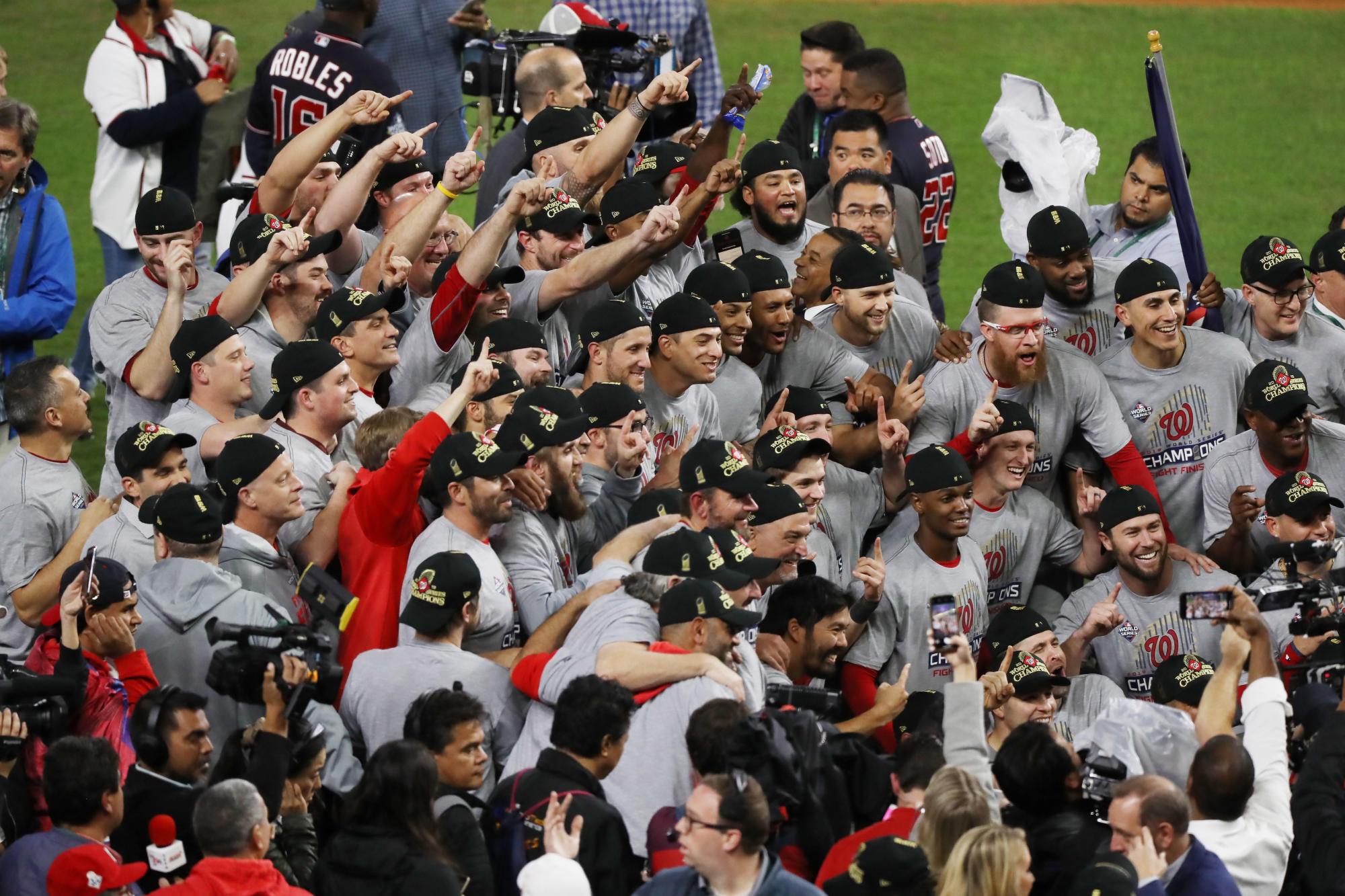 Los Nacionales de Washington festejan tras ganar el séptimo partido de la Serie Mundial frente y coronarse en la clase del 2019. ((EFE/Erik S. Lesser))