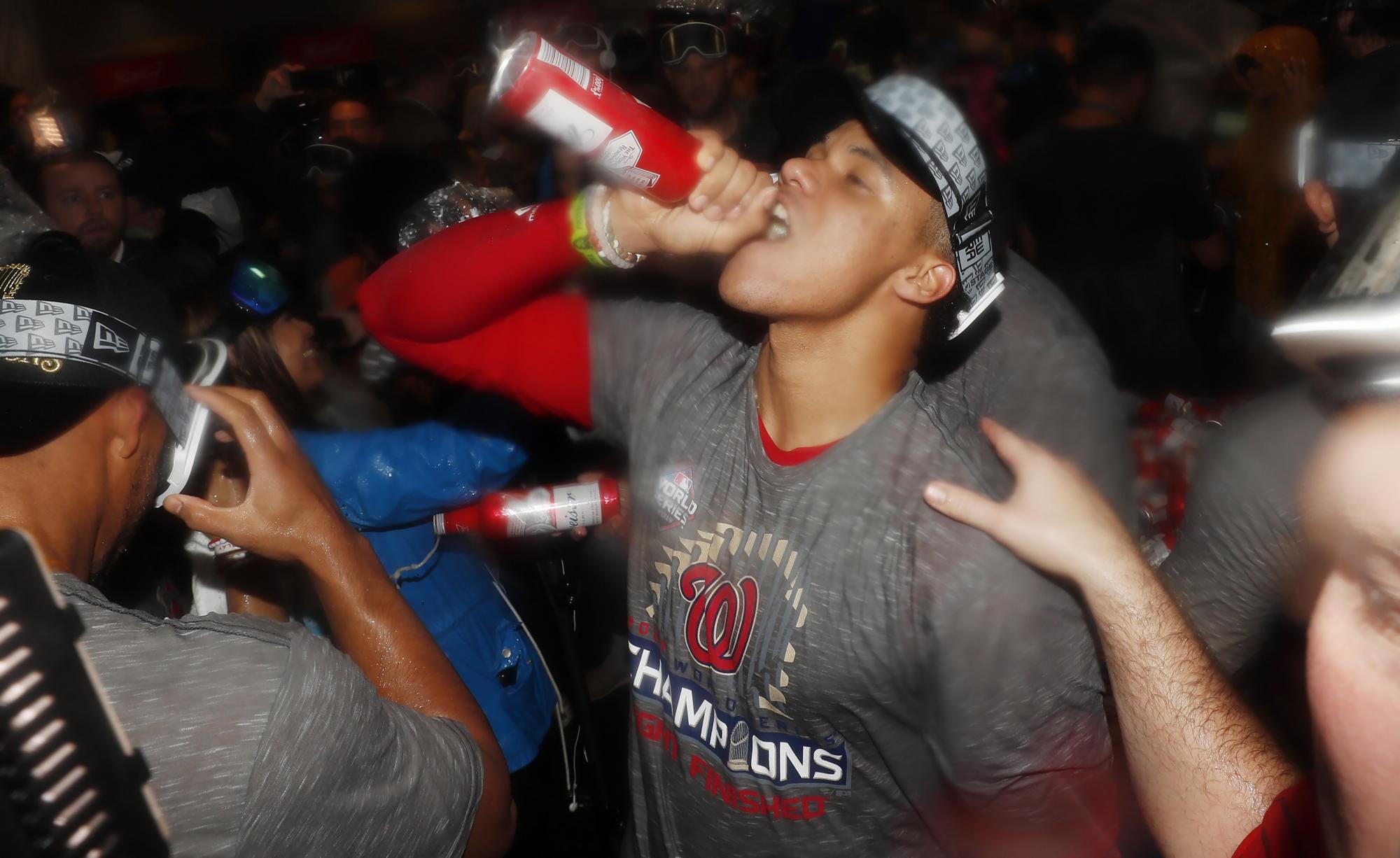 El dominicano uan Soto cumplió la mayoría de edad mientras se celebraba la Serie Mundial. Celebra el triunfo logrado por su equipo, los Nacionales de Washington frente a los Astros de Houston ( EFE/John G. Mabanglo)