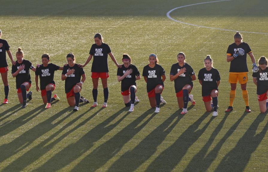Liga femenina de fútbol de EE.UU. comienza con protesta social
