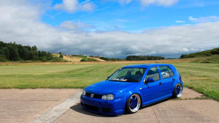 Niño de ocho años viaja en carretera con el automóvil de su madre 