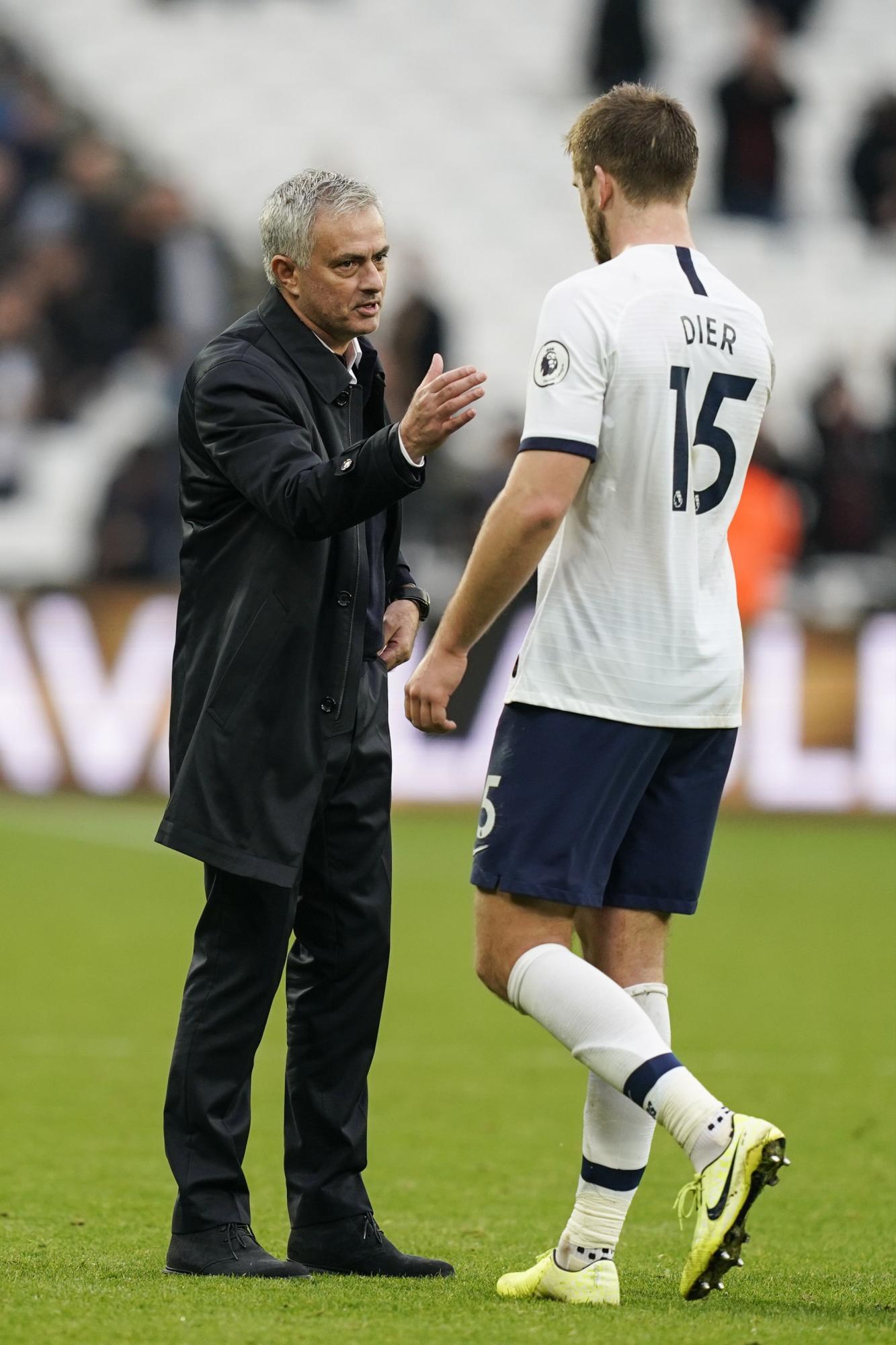 El director técnico del Tottenham, José Mourinho, estrecha la mano del jugador Lucas Moura durante el partido de la Liga Premier inglesa contra el West Ham, en Londres, el sábado 23 de noviembre de 2019. AP/Frank Augstein
