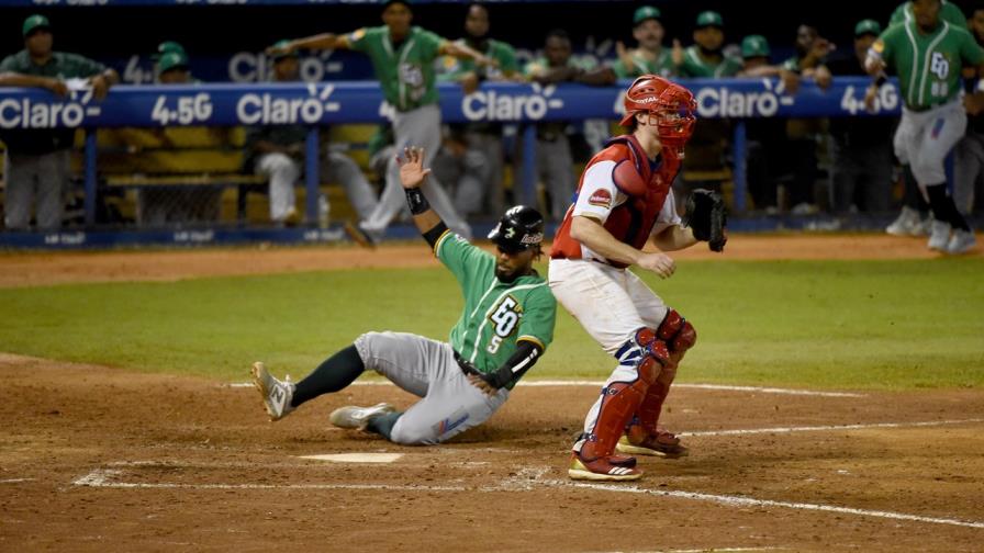 Estrellas remontan en último turno duelo de pitcheo a rojos