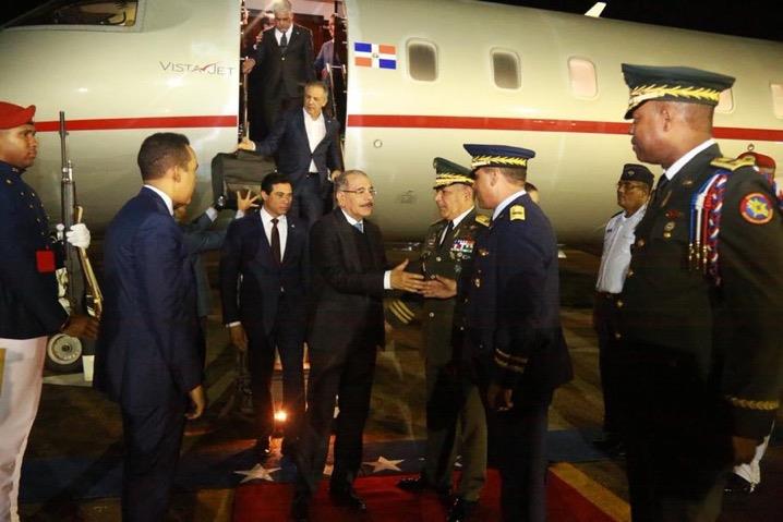 Presidente Medina llegó anoche al país luego de visita oficial a China